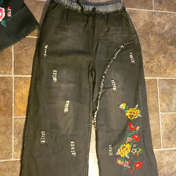 Yesno Denim - NWT YESNO BLACK EMBROIDERED WIDE LEG DISTRESSED JEANS ONE SIZE